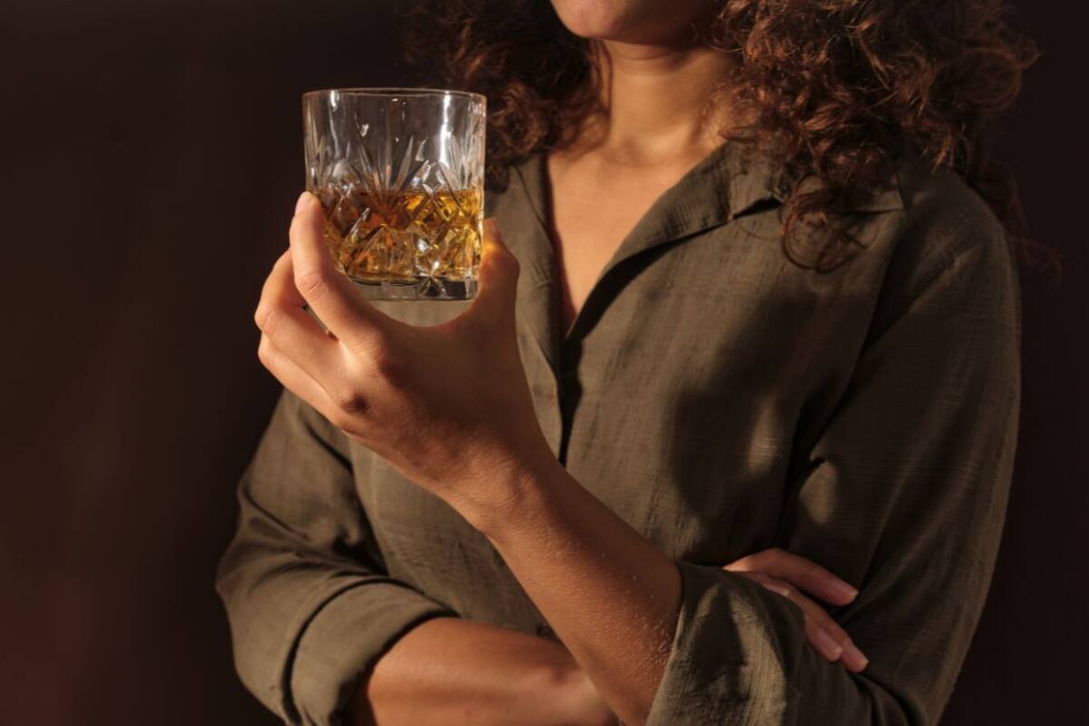 Consumir alcohol, incluso en pequeñas cantidades, eleva el riesgo de desarrollar varios tipos de cáncer, alertan especialistas que subrayan que no existe un nivel completamente seguro de consumo para el organismo