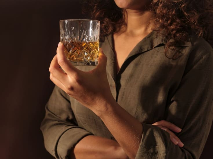 Consumir alcohol, incluso en pequeñas cantidades, eleva el riesgo de desarrollar varios tipos de cáncer, alertan especialistas que subrayan que no existe un nivel completamente seguro de consumo para el organismo