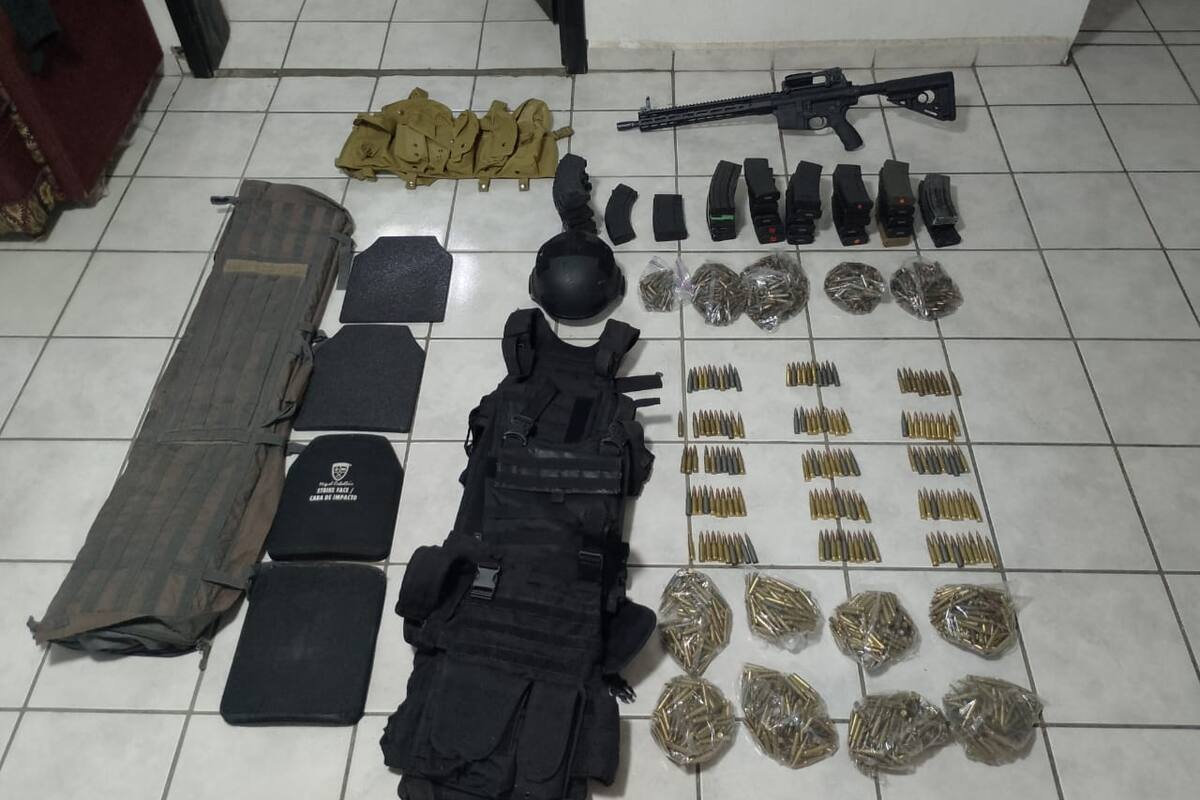 En Sonora, Guardia Nacional y Ejército mexicano aseguran armas de fuego, cargadores y más de 1,900 cartuchos útiles