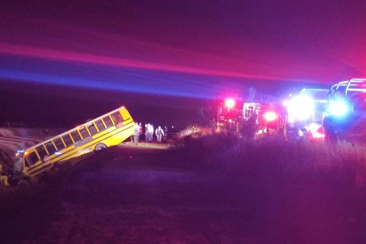 Choca sedán con camión de pasajeros y terminan en dren