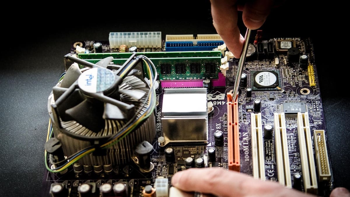 La inteligencia artificial ya no solo impacta el empleo, ahora presiona la cadena global de suministro, empresas alertan por compras masivas de componentes electrónicos y posibles afectaciones a industrias clave