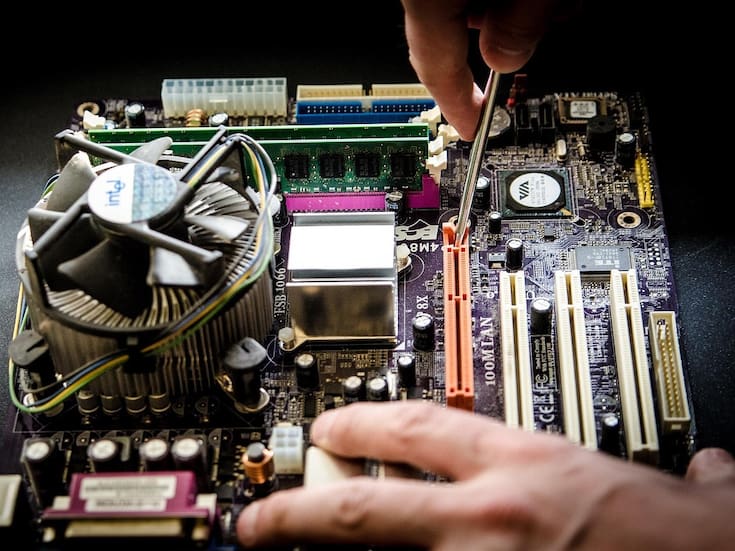 La inteligencia artificial ya no solo impacta el empleo, ahora presiona la cadena global de suministro, empresas alertan por compras masivas de componentes electrónicos y posibles afectaciones a industrias clave