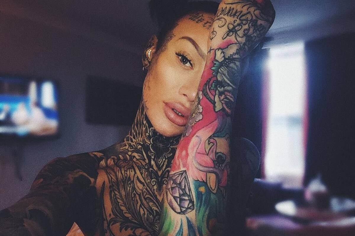 Los tatuajes seducen a Becky Holt