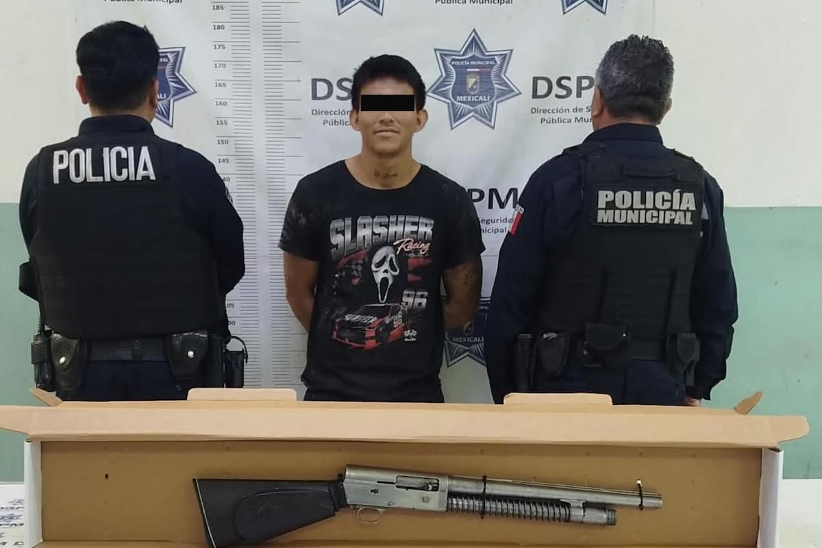 Cae sujeto armado espiando carros en estacionamiento de supermercado