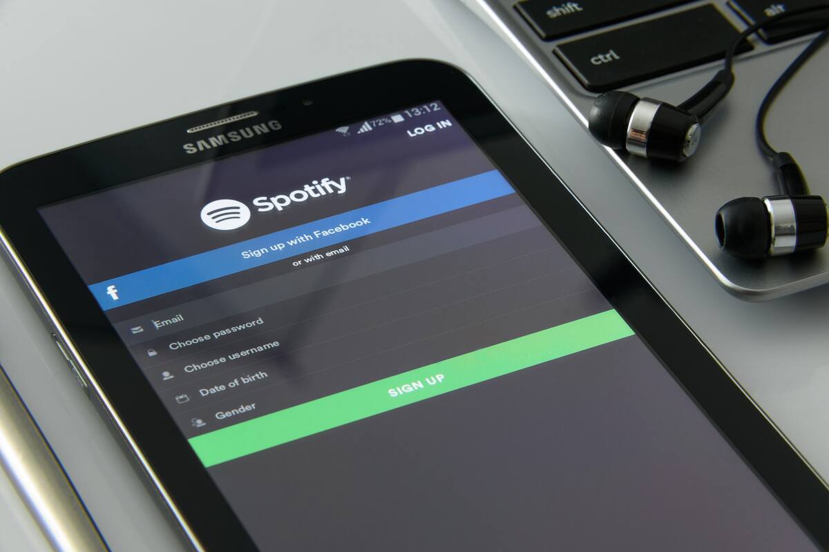 Hay tantas playlists que los artistas pagan para ser alguien en Spotify