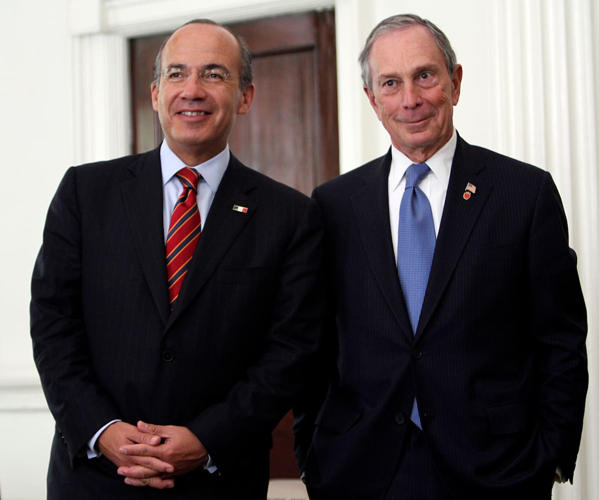 El alcalde de la Ciudad de Nueva York, Michael Bloomberg, y el presidente de México, Felipe Calderón, posan para los fotógrafos durante una reunión en el Ayuntamiento de la ciudad. Martes 10 de mayo del 2011 en Nueva York. (AP Photo/Mary Altaffer)
