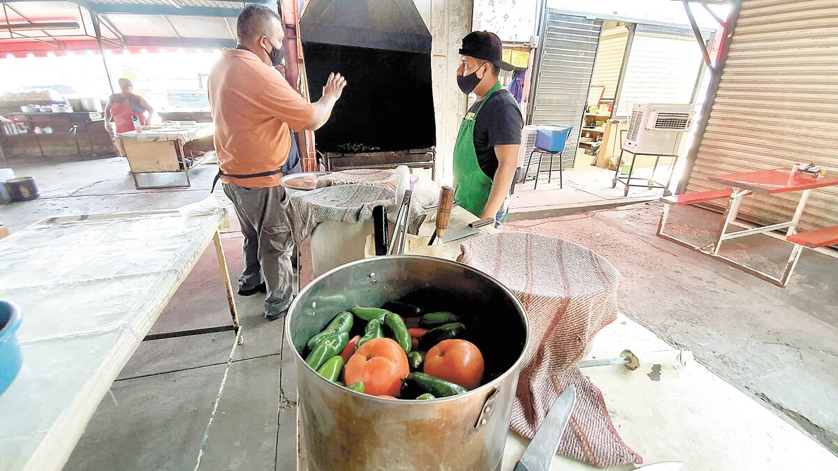 Una parte del éxito de sus burros, son las salsas, considera.