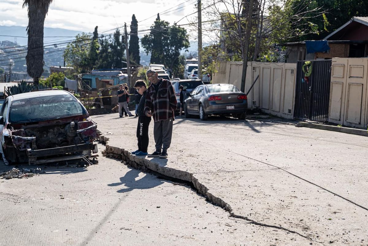 Las grietas en Paseo de los Literatos se agravaron en las últimas dos semanas, tras meses de deslizamientos en la zona. Foto: Border Zoom