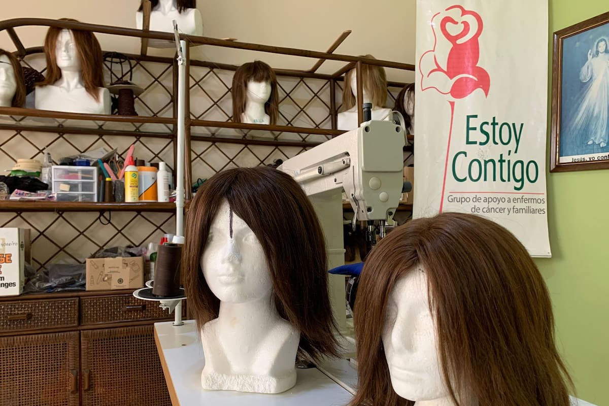 Realizan en Estoy contigo pelucas para personas con cáncer
