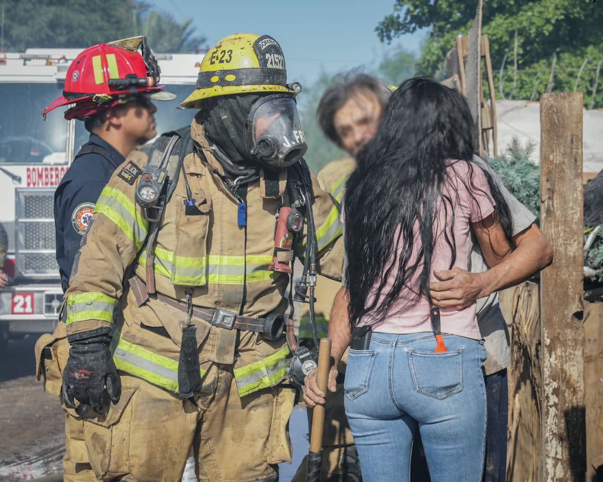 Dos casas consumidas y otra más con daños de consideración fue el saldo que dejó un voraz incendio la tarde de este jueves en la colonia Rancho La Bodega. l Foto: Juan J Morales