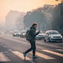 Psicólogos explican que dar las gracias a los conductores cuando te ceden el paso puede ser una forma de reconocer a los demás y una muestra cotidiana de cooperación y cortesía