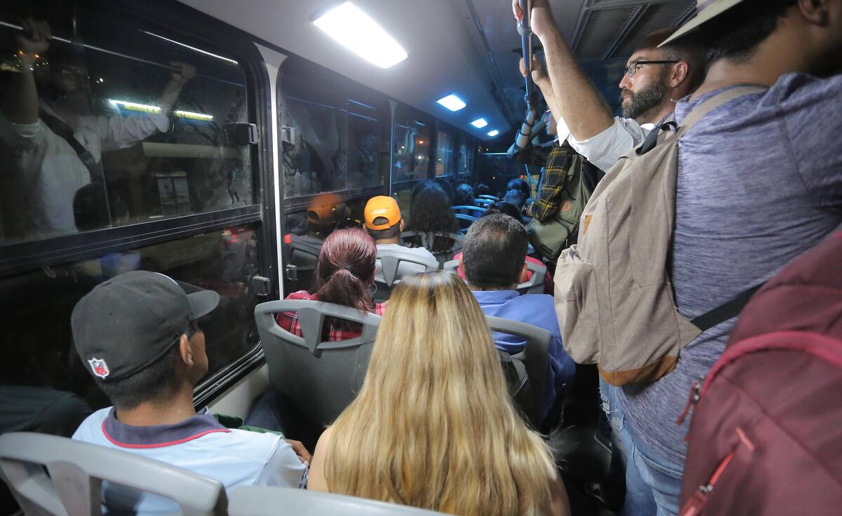 Los pasajeros viajan apretujados en el interior del camión.