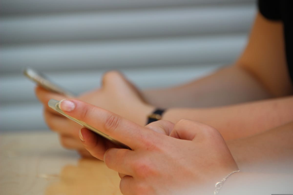 Padres de Hermosillo apoyan restricción al uso de celulares en menores de 16 años, pero reconocen retos