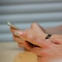 Restringir celulares en escuelas no basta; adicción a redes sociales ya es una crisis de salud pública, advierte experto
