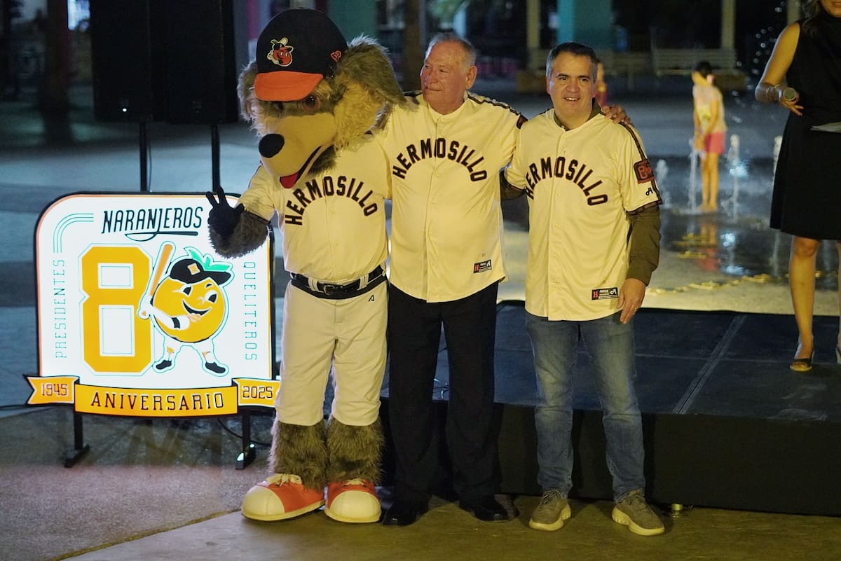 La mascota de Naranjeros, Beto Coyote, el jugador legendario, Sergio "Kalimán" Robles y el presidente del Club Naranjeros, Pablo de la Peña. (Foto: Club Naranjeros)