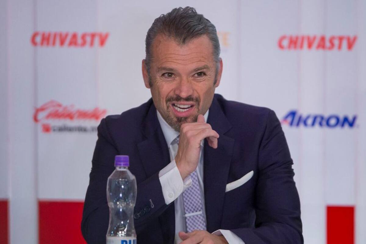 Se burlan de Higuera, ex directivo de Chivas, al subir por error foto desnudo
