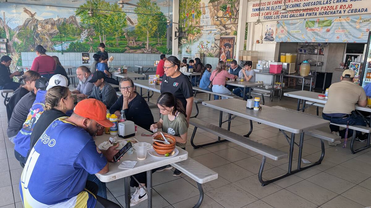 Los visitantes acudieron en familia a degustar los platillos sonorenses.