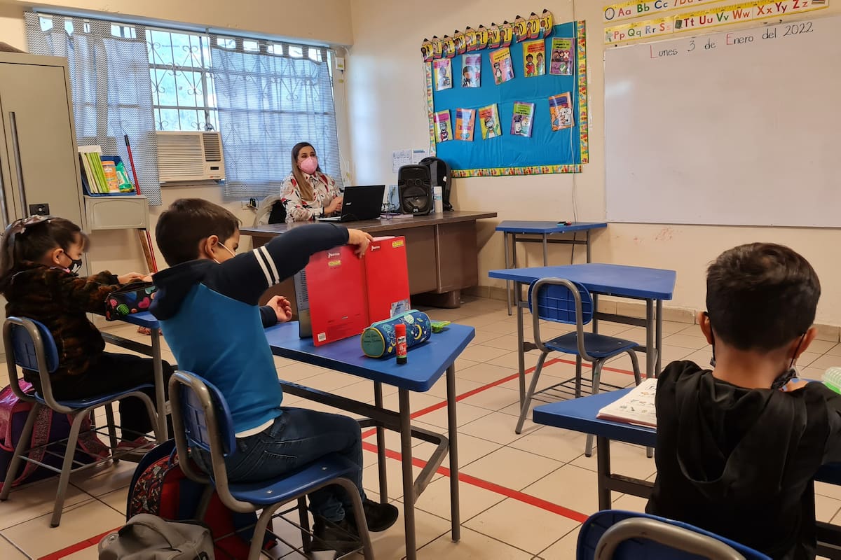 Padres de familia cierran preescolar y bloquean calle para exigir cambio de directora por supuestos malos tratos y prepotencia; la acusan de discriminación contra menor con discapacidad