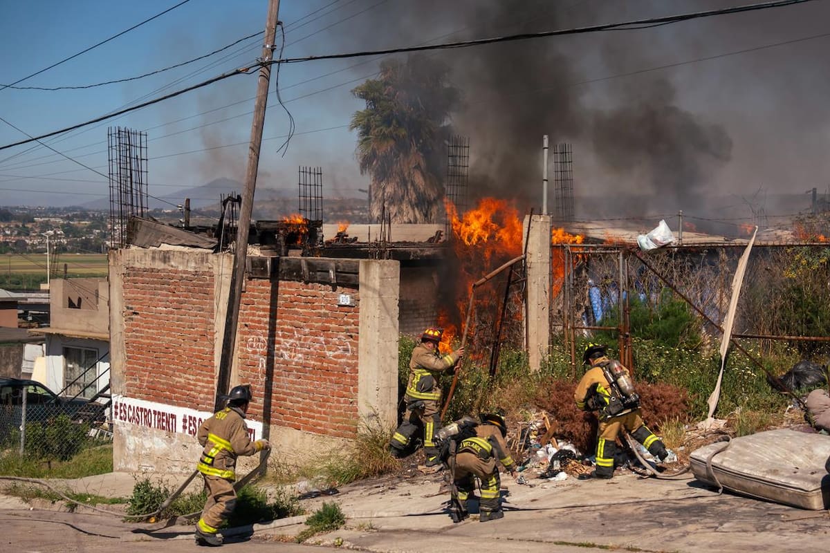 Casa abandonada arde en la colonia Alemán