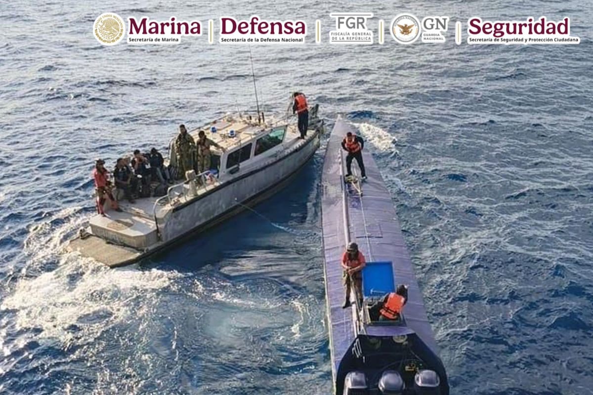 Narcosubmarino es asegurado en Manzanillo: La embarcación transportaba 179 bultos con un peso total de más de 5 toneladas; hay 3 detenidos