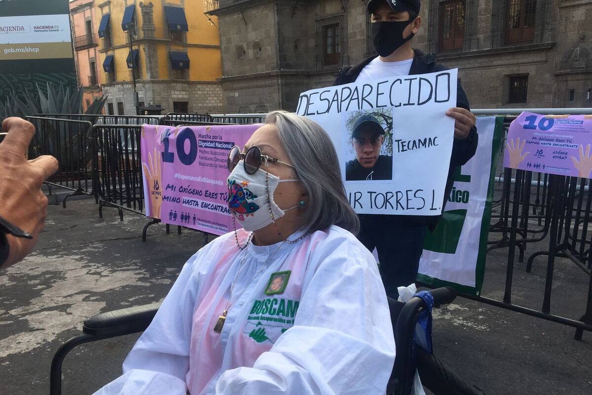 Protestan por desaparecidos en Palacio Nacional y piden ver a AMLO