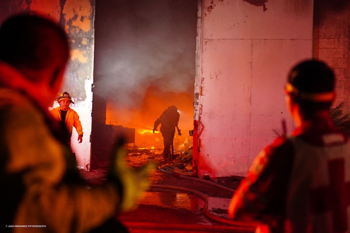 Bomberos combaten durante 12 horas incendio en almacenes de Mexicali