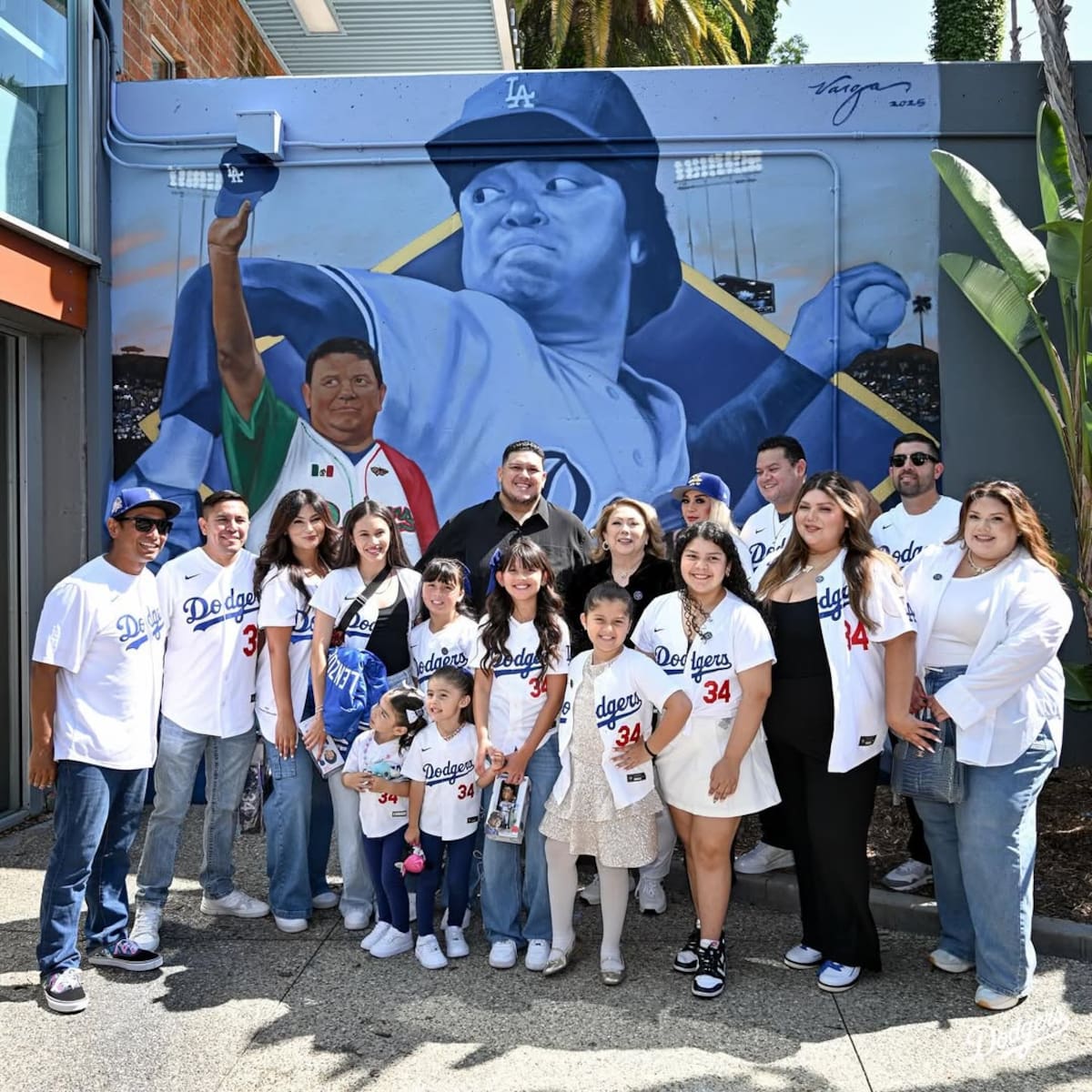 Linda Burgos, viuda de Fernando Valenzuela, sus hijos y nietos, se dieron cita en el Dodger Stadium para develar el mural del "Toro". (Foto: @dodgers)