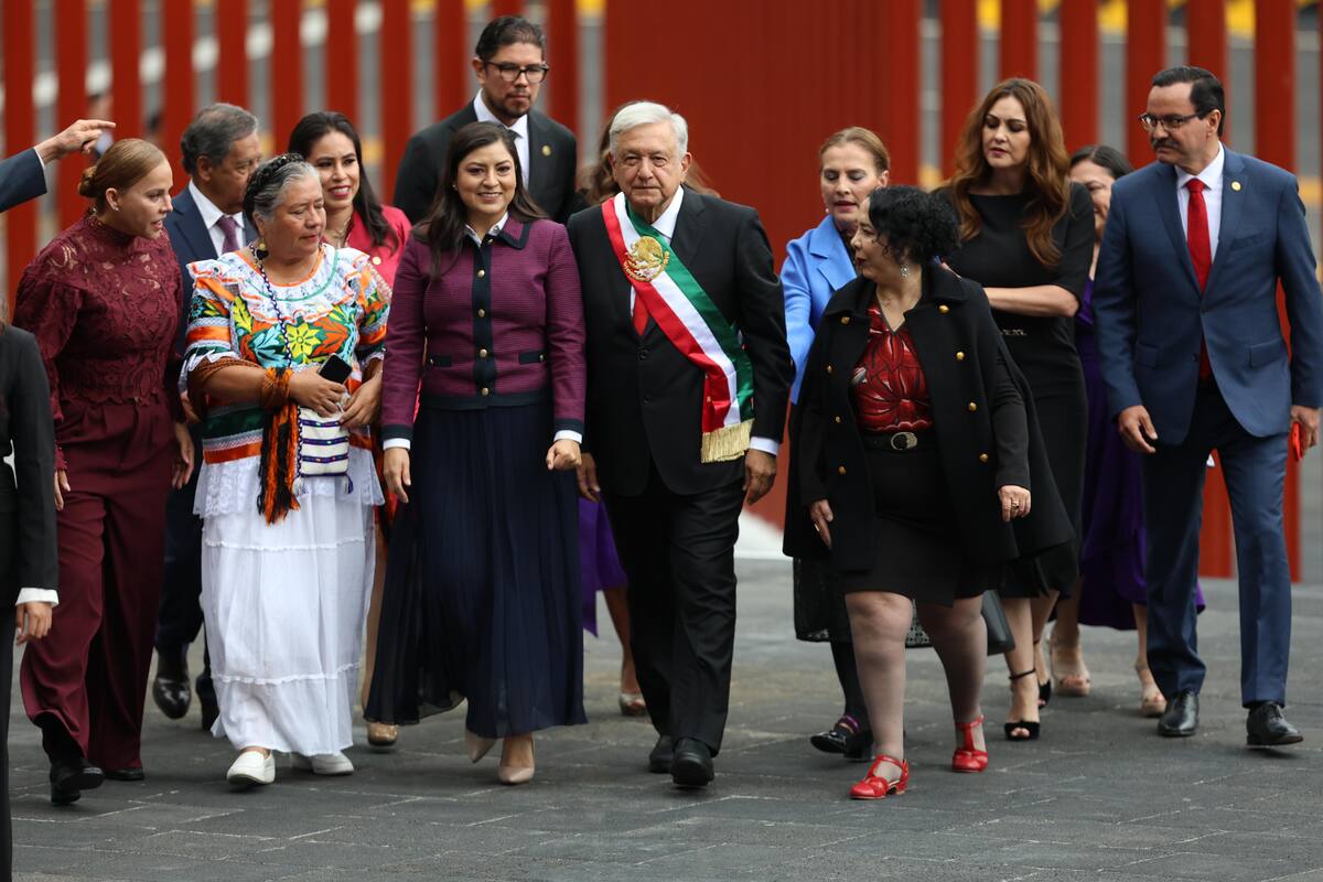 Así recibieron al presidente saliente, Andrés Manuel López Obrador, a su llegada en San Lázaro. | Crédito: Abdiel Ortega