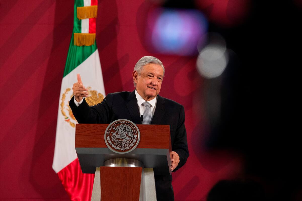 AMLO asegura que por culpa de su promedio perdió la mención honorífica