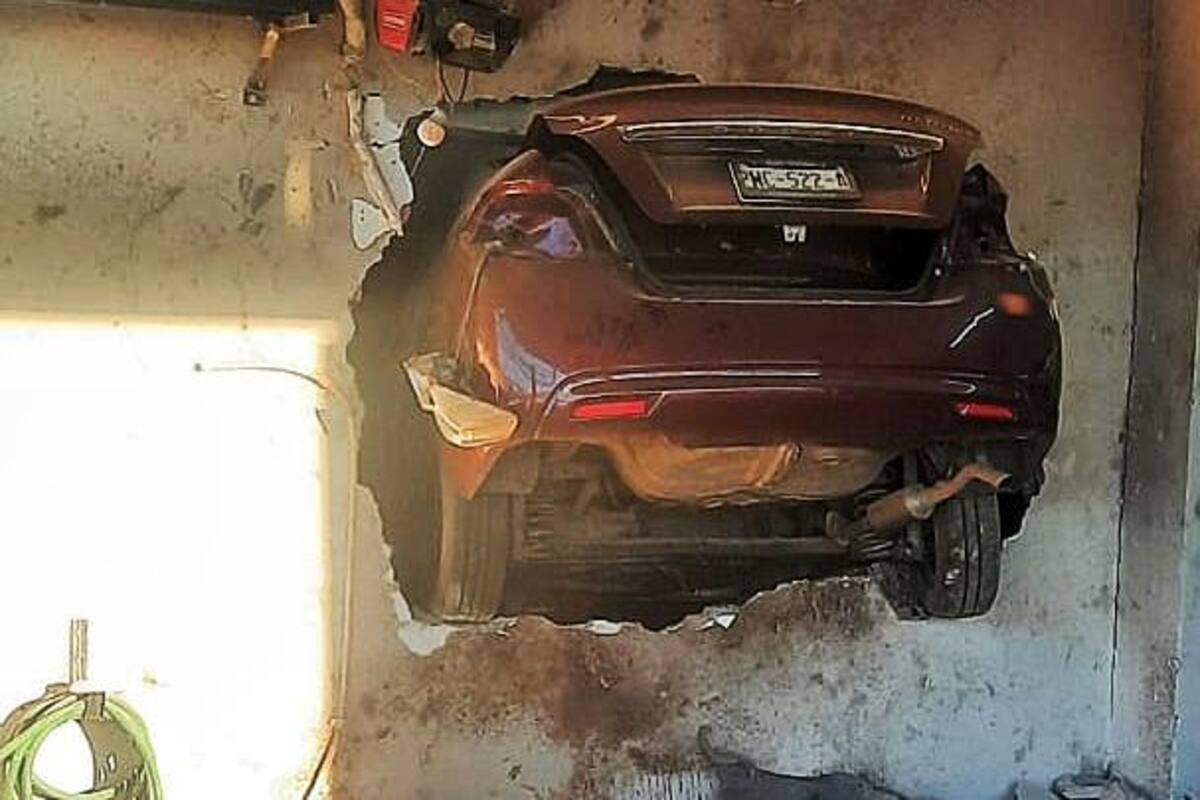 Mujer incrusta su auto contra casa en choque