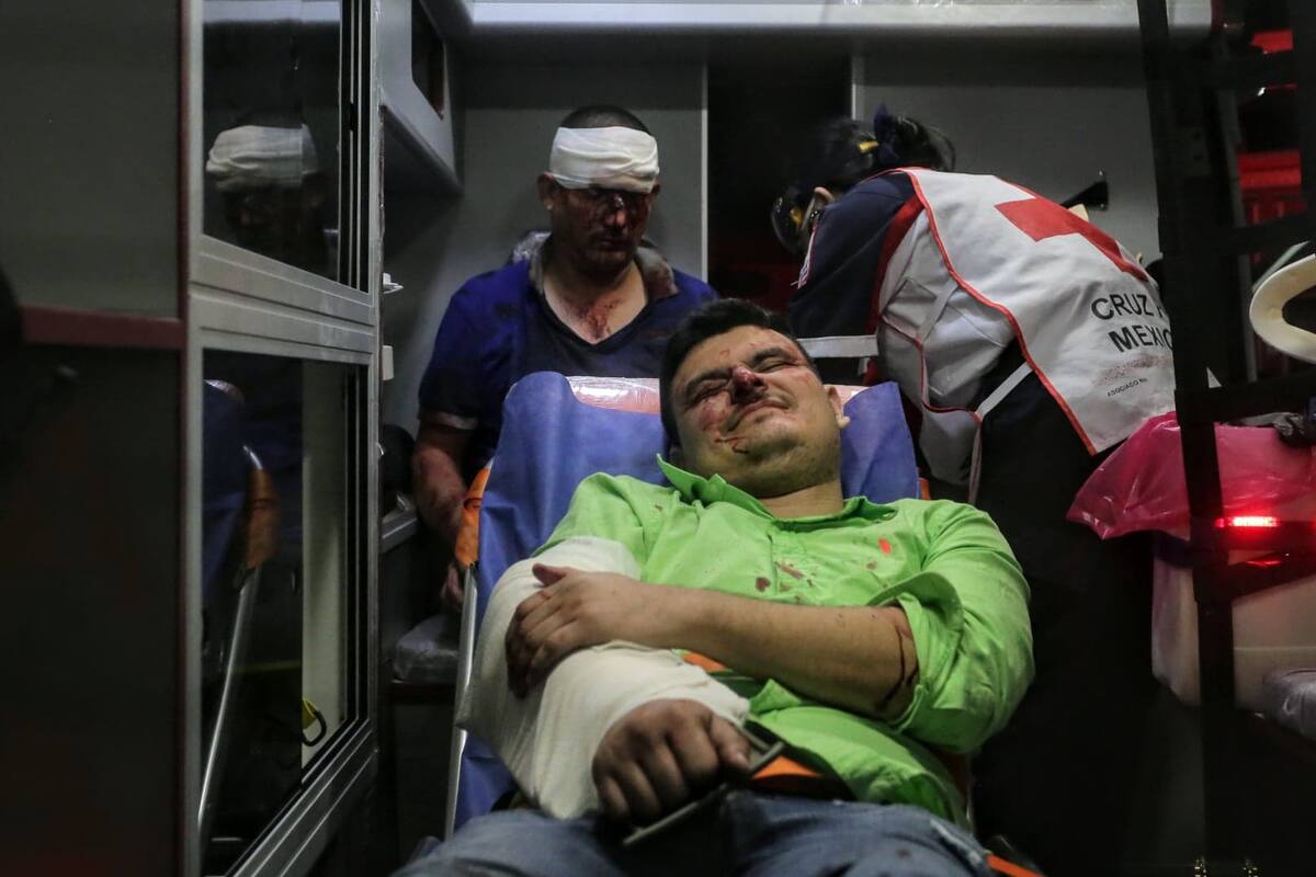 Choque deja dos policías heridos, una niña y varias personas más