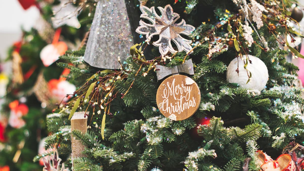 Navidad 2025 descubre los colores que marcarán la decoración de esta temporada | Foto: Especial (canva)