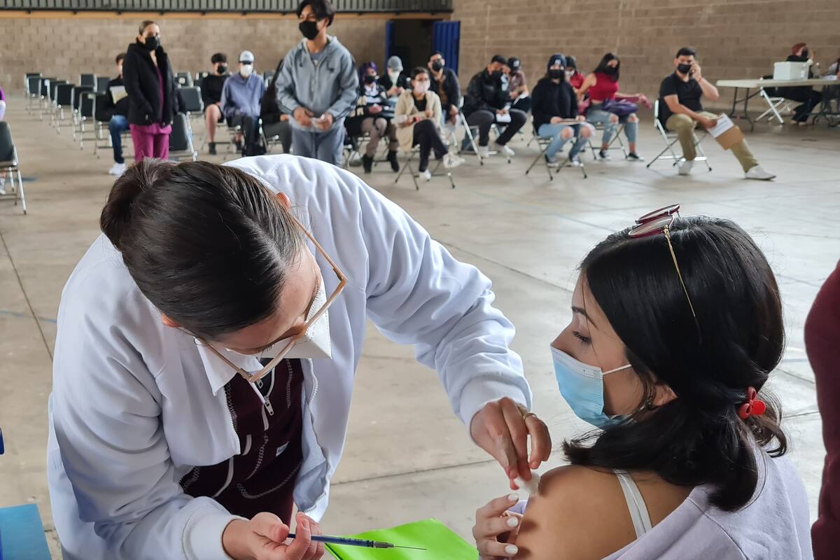 Quienes sufren de Covid no deben aplicarse la vacuna: Inmunólogo
