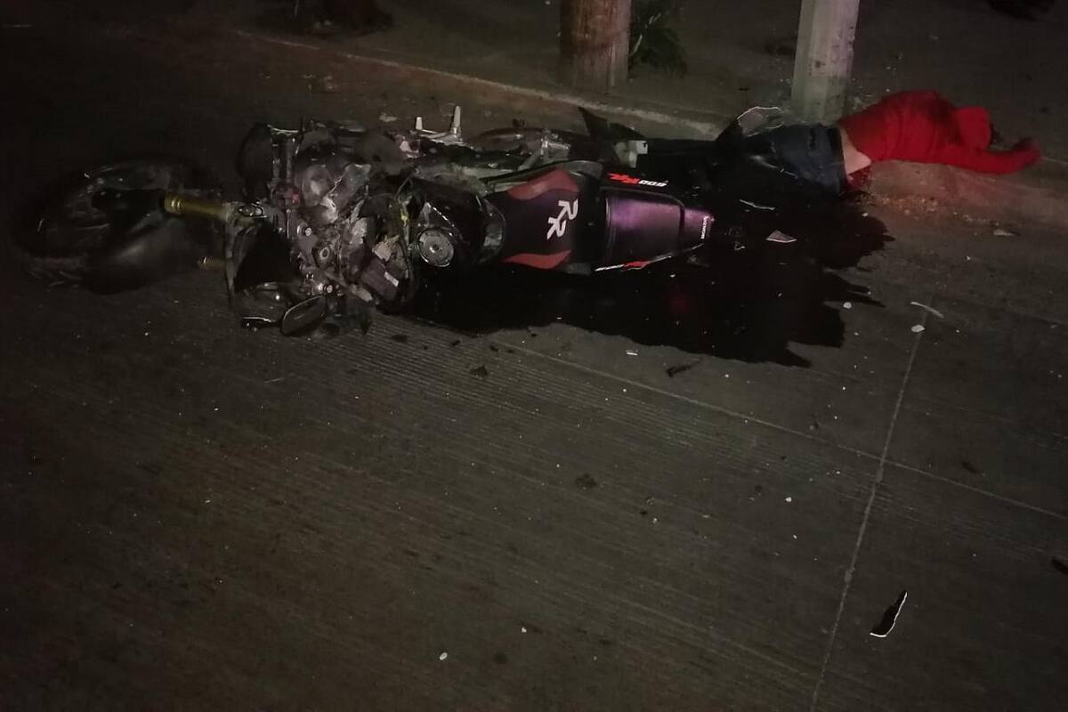 Muere motociclista al chocar contra poste en bulevar Insurgentes