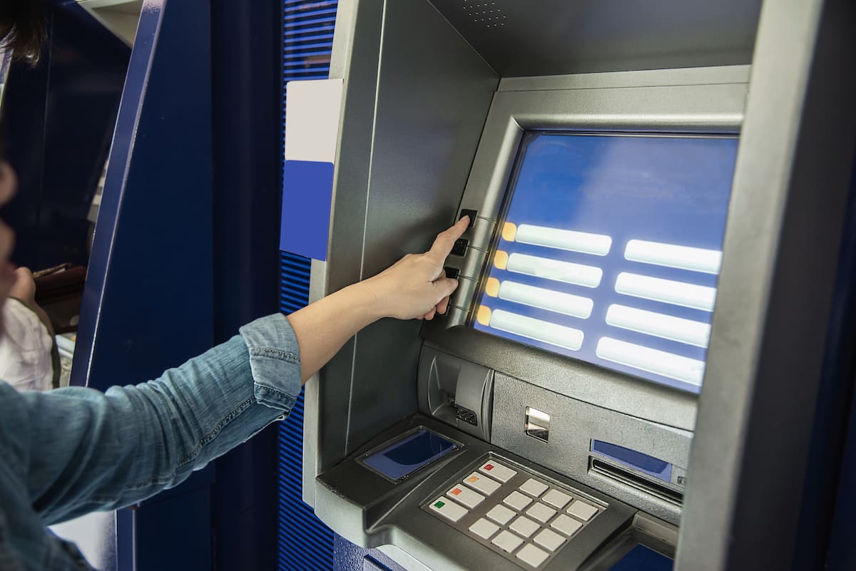Aunque parezcan comisiones pequeñas por retirar efectivo desde el cajero automático de otro banco, esta comisión puede representar una fuga de dinero. l Foto: Frepik