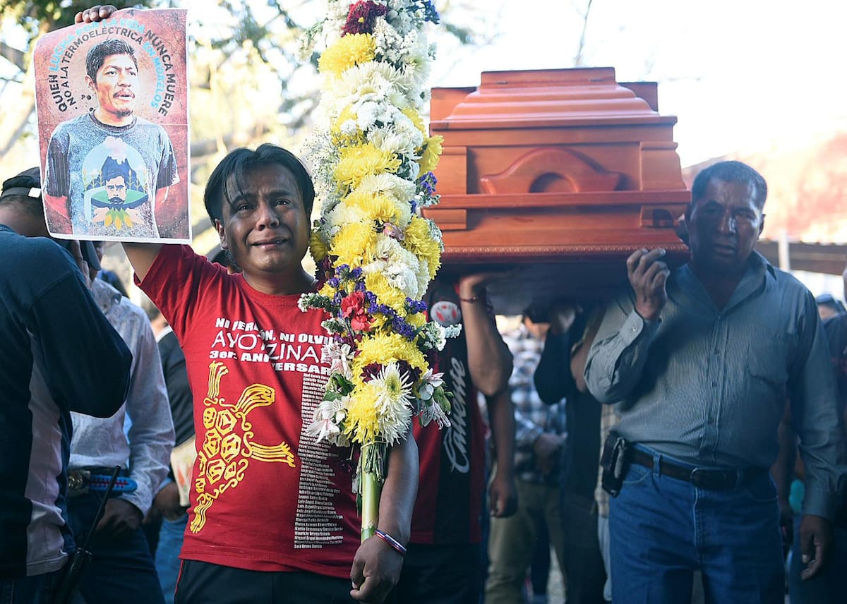 Imagen de archivo de familiares y amigos del activista Samir Flores, que trasladan sus restos al panteón comunitario de Amilcingo, municipio de Temoac en el estado de Morelos (México). EFE/Tony Rivera