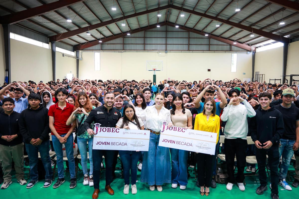 Entregan 700 ‘Becas que Transforman’