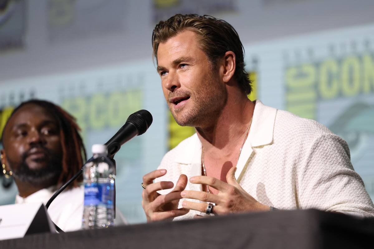 Chris Hemsworth representa al personaje de Orion Pax, quien luego se convierte en Optimus Prime.
