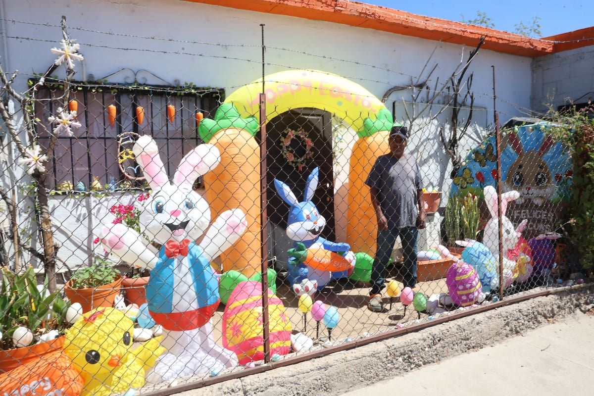 La tradición de la familia Corella González en Hermosillo brilla todo el año, pero la Pascua llena su casa de color, conejos y huevos