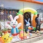 La tradición de la familia Corella González en Hermosillo brilla todo el año, pero la Pascua llena su casa de color, conejos y huevos