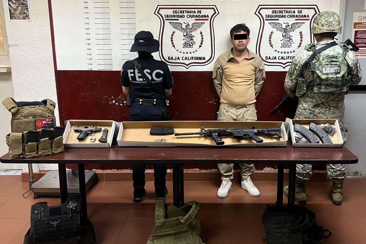 Detienen a hombre con armas y equipo táctico en zona del Valle de Mexicali