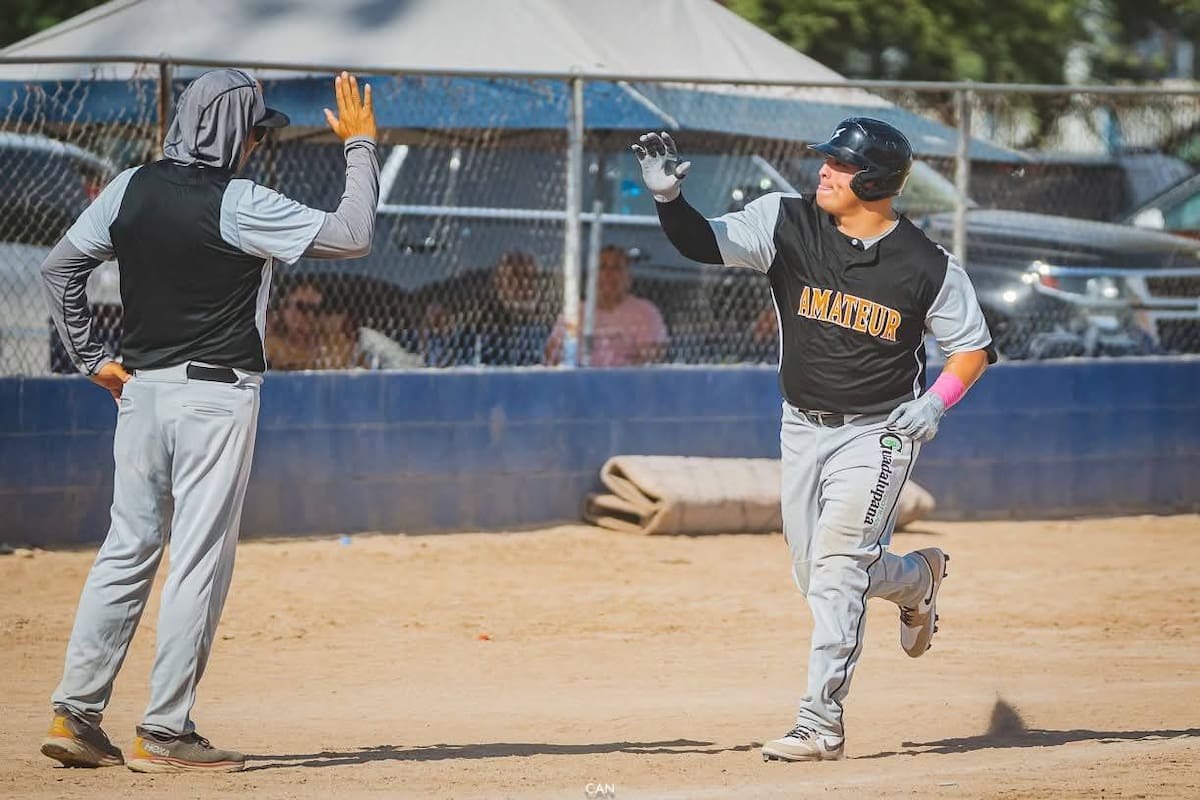 Amateur divide, pero sigue de líder.