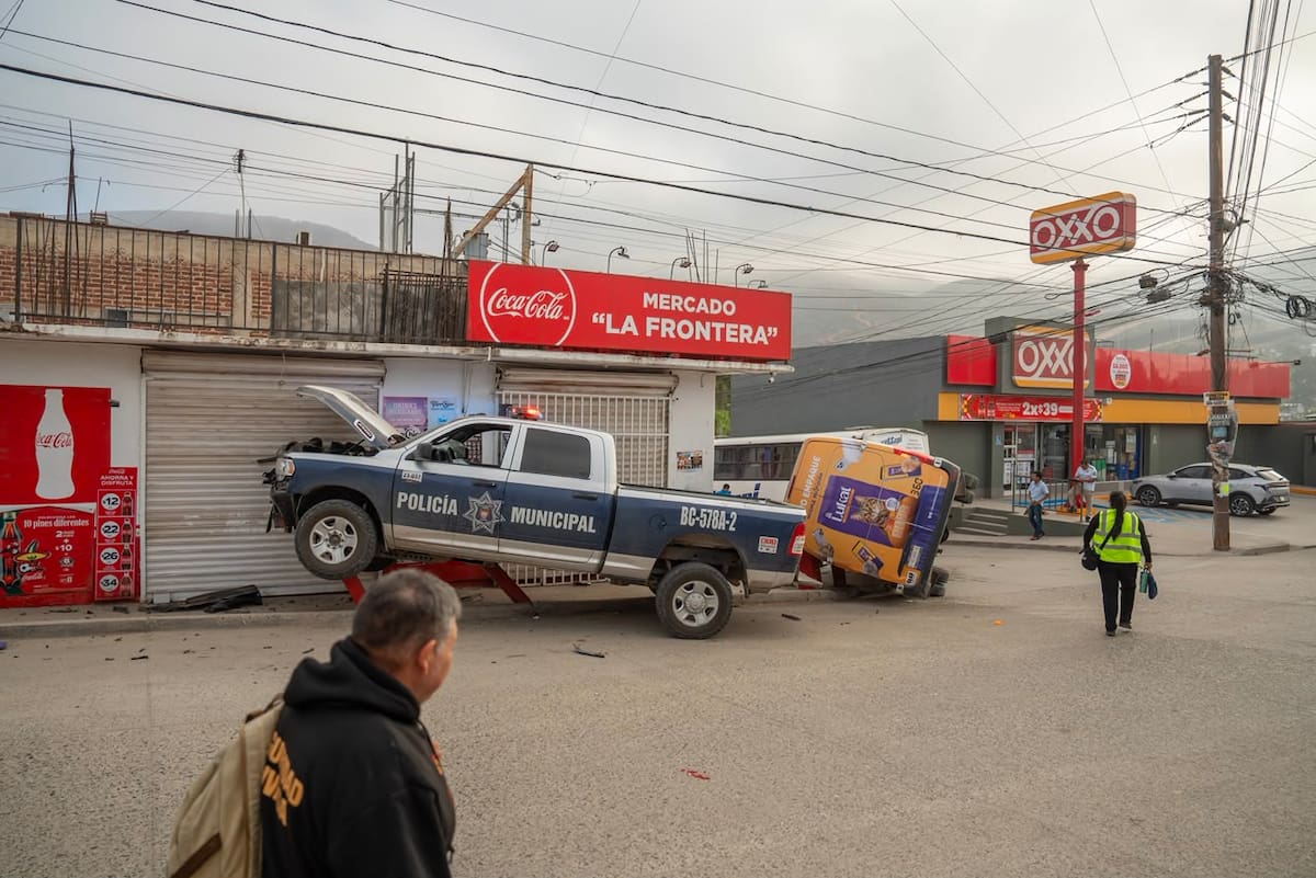 La unidad de transporte terminó volcada tras el impacto; vecinos pidieron reforzar la seguridad vial en el crucero. Foto: Border Zoom
