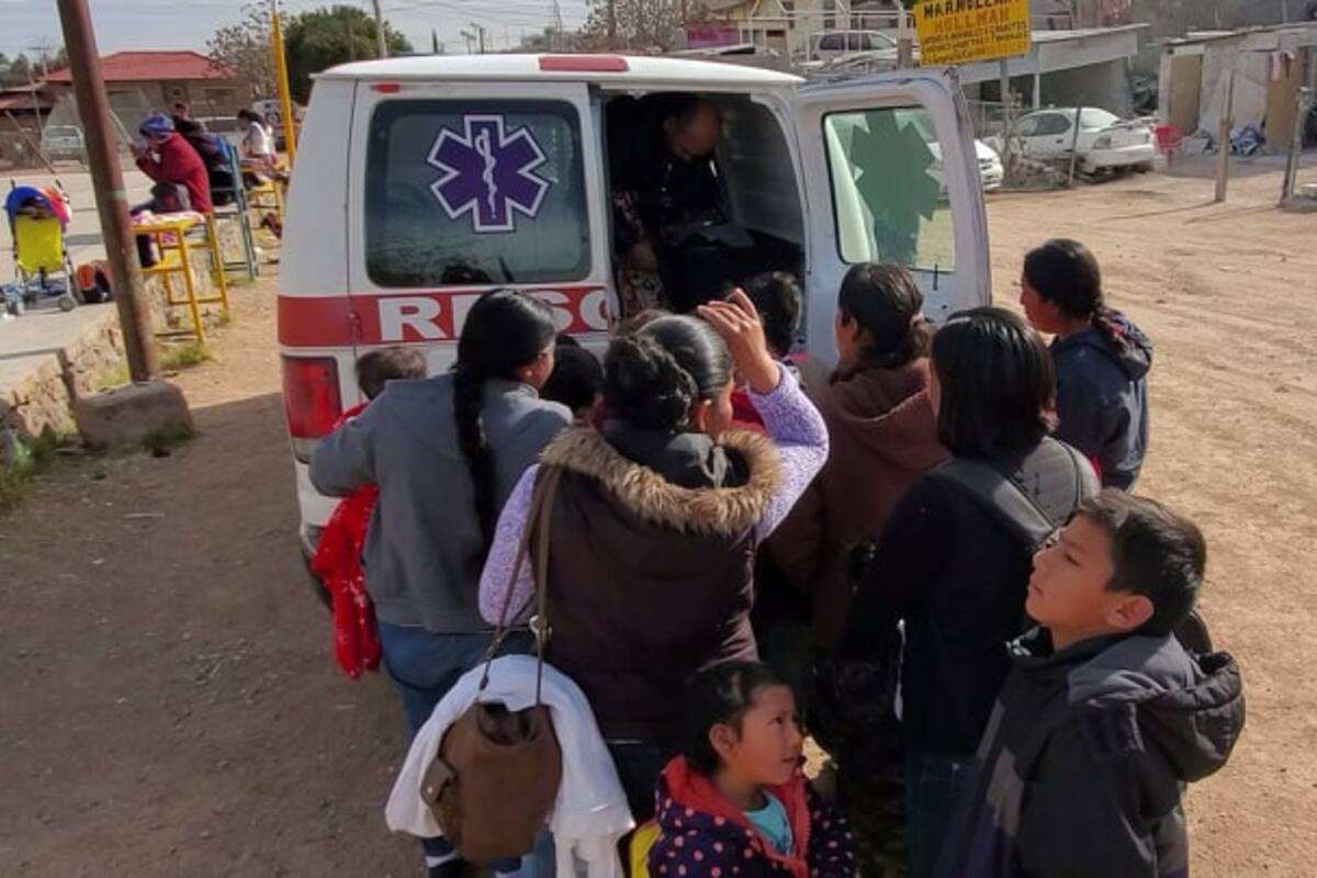 Recorren Nogales ayudando a migrantes