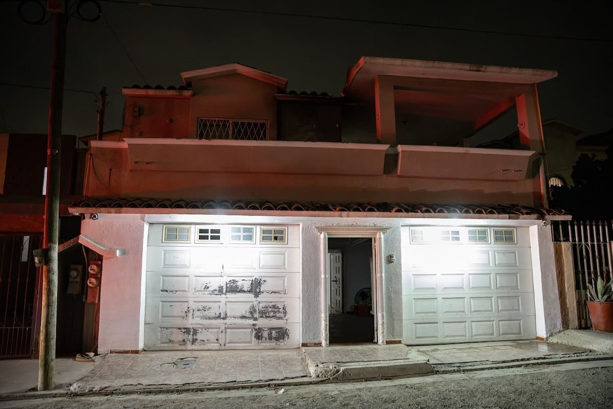 Vecinos utilizaron mangueras y cubetas para controlar las llamas tras el ataque contra el domicilio. Foto: Border Zoom