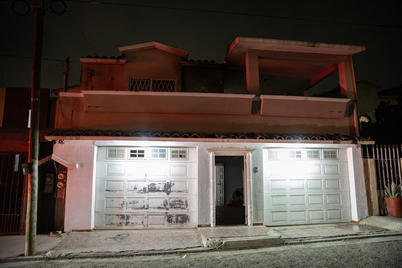 Vecinos utilizaron mangueras y cubetas para controlar las llamas tras el ataque contra el domicilio. Foto: Border Zoom
