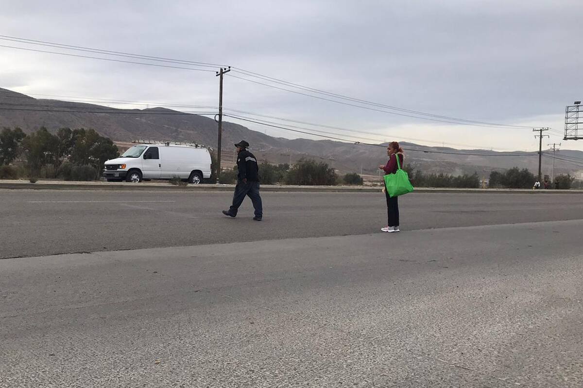 Ciudadanos arriesgan su vida cruzando la calle en Tijuana