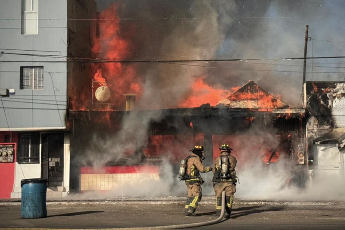 Incendio daña comercios del malecón en Playas de Tijuana
