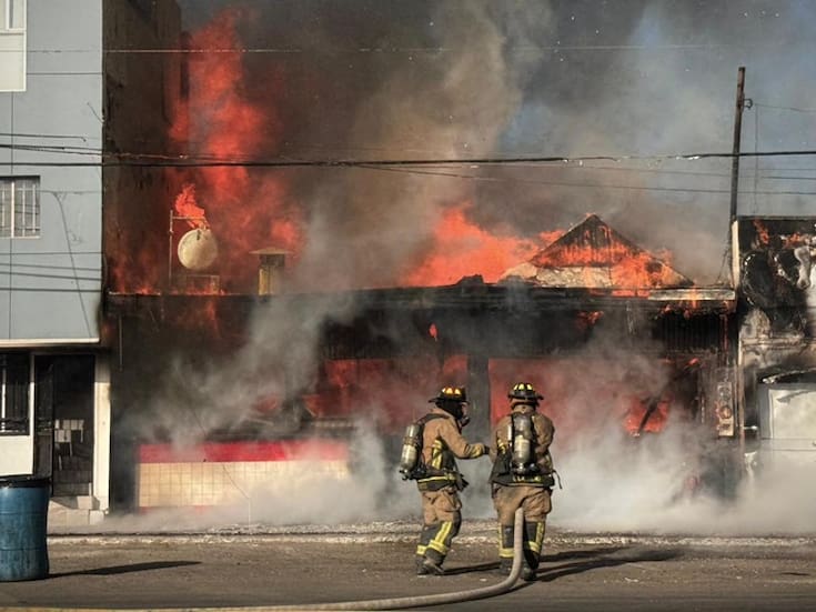 Incendio daña comercios del malecón en Playas de Tijuana