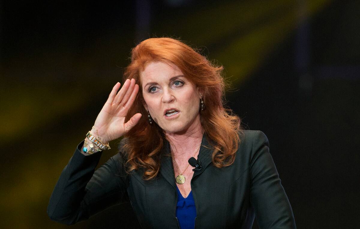 ARCHIVO – En esta fotografía del 7 de marzo de 2016, Sarah Ferguson, duquesa de York, hace un saludo durante un evento de prensa en la Ciudad de México. Ferguson tiene un acuerdo para publicar una novela de romance histórico basada en su tataratataratía dijo en un video publicado en su cuenta de Twitter el 13 de enero de 2021. (Foto AP/Rebecca Blackwell, archivo)